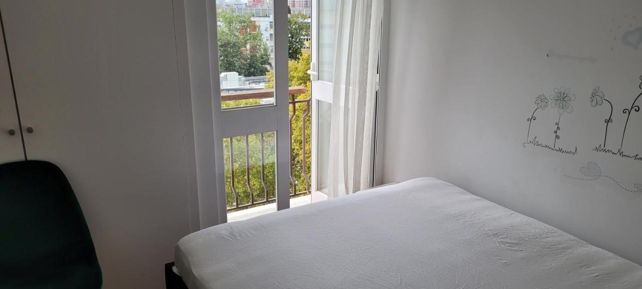Comfy Room Near Metro & Airport リスボン エクステリア 写真